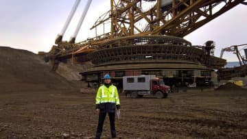 Risk manažer RENOMIA před obřím rypadlem povrchového dolu